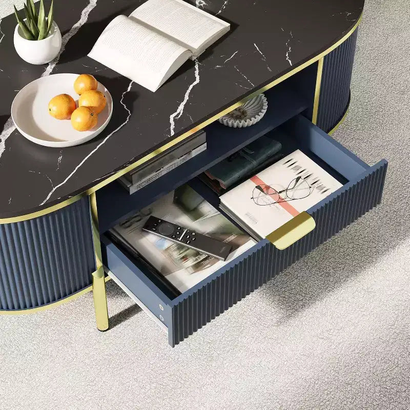 Tavolino da caffè ovale scanalato da 48" con piano in finto marmo, gambe dorate e cassetto portaoggetti nascosto