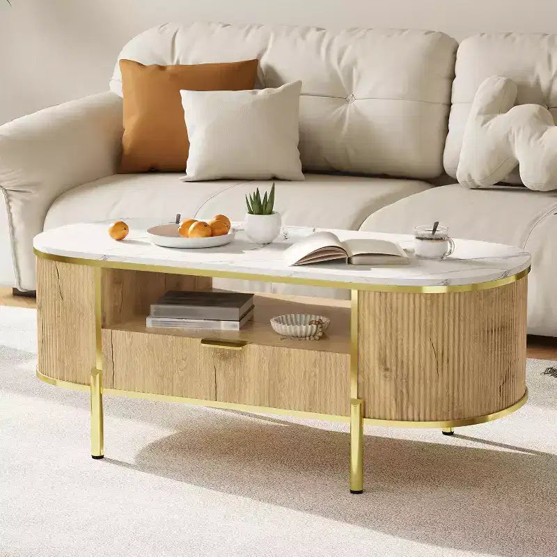 Tavolino da caffè ovale scanalato da 48" con piano in finto marmo, gambe dorate e cassetto portaoggetti nascosto