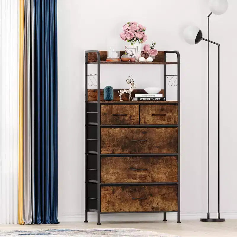 Cassettiera Alta a 5 Cassetti con Scaffali Aperti a 2 Livelli e Appendiabiti, Design Salvaspazio
