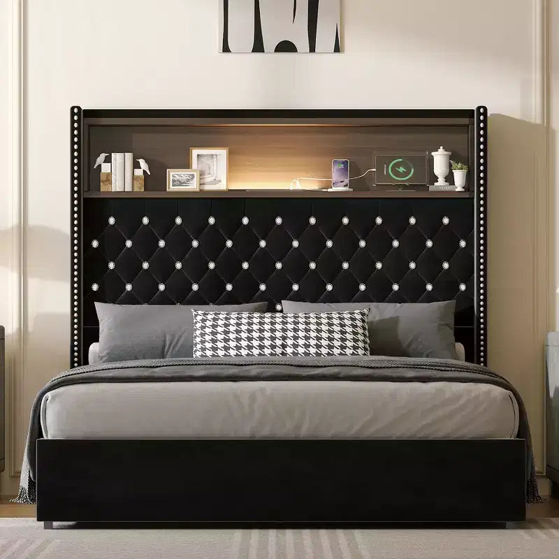 Letto imbottito in velluto Whisen Queen Size, letto a piattaforma con schienale ad ala, testiera alta 52'' con decorazione a rivetti, mensola sulla testiera