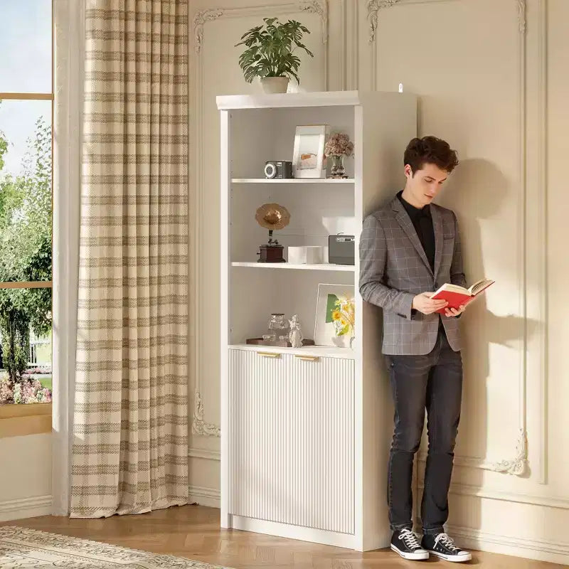 Libreria alta 180 cm con ante a scanalatura, scaffali espositivi a 5 ripiani con armadietto e ripiano regolabile, librerie moderne di metà secolo
